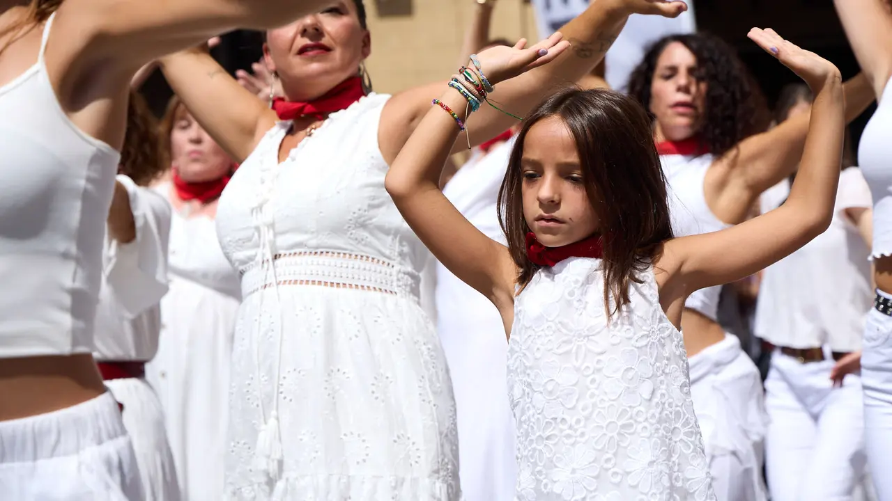 Flashmob en la Plaza del Castillo de Pamplona organizado por la Escuela de Baile Sandra Gallardo y el Centro de Arte Flamenco El Juncal durante de la XII edición del festival Flamenco On Fire. IÑIGO ALZUGARAY