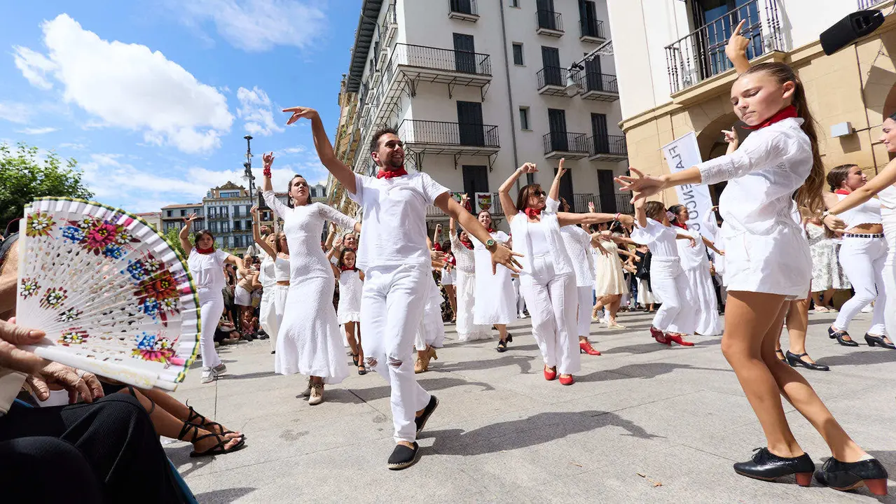 Flashmob en la Plaza del Castillo de Pamplona organizado por la Escuela de Baile Sandra Gallardo y el Centro de Arte Flamenco El Juncal durante de la XII edición del festival Flamenco On Fire. IÑIGO ALZUGARAY