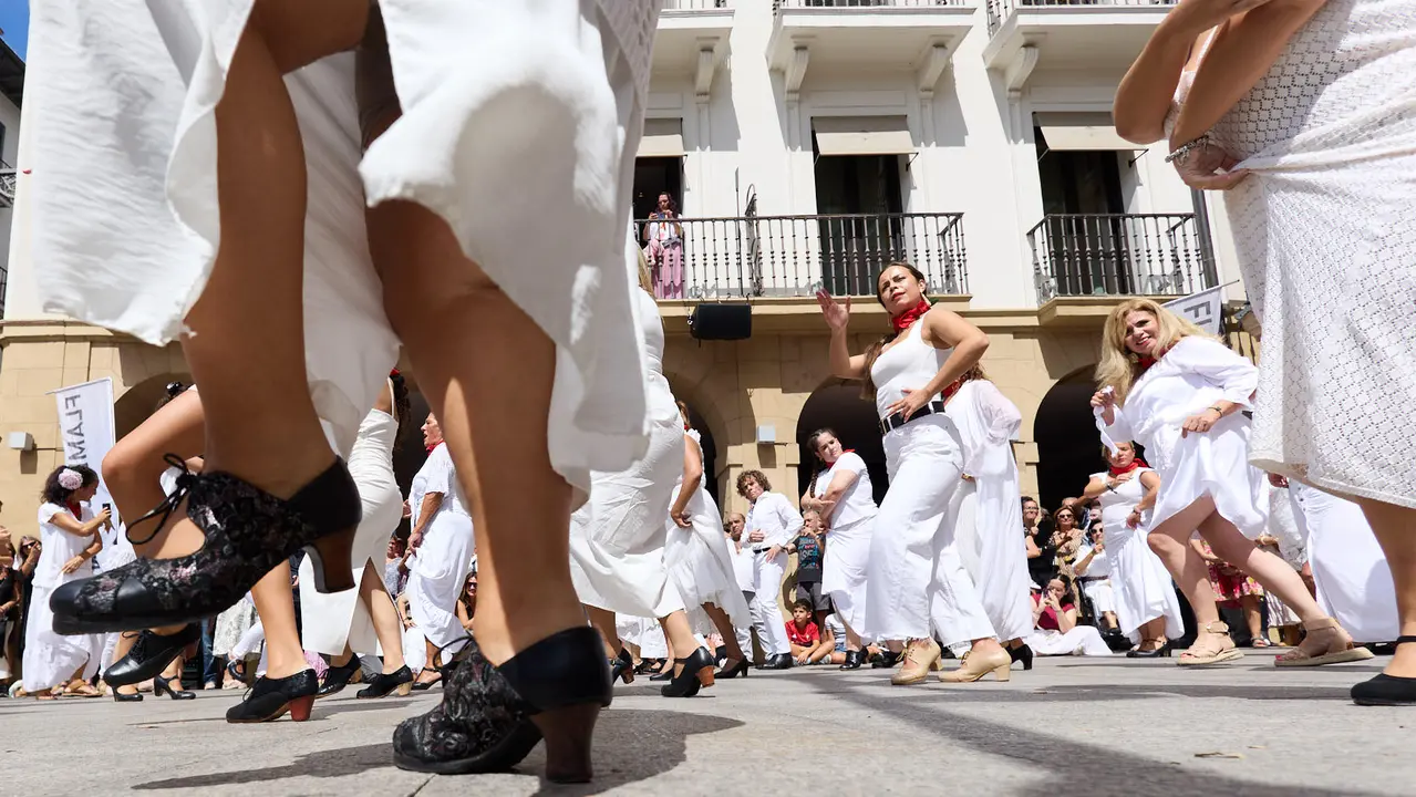 Flashmob en la Plaza del Castillo de Pamplona organizado por la Escuela de Baile Sandra Gallardo y el Centro de Arte Flamenco El Juncal durante de la XII edición del festival Flamenco On Fire. IÑIGO ALZUGARAY
