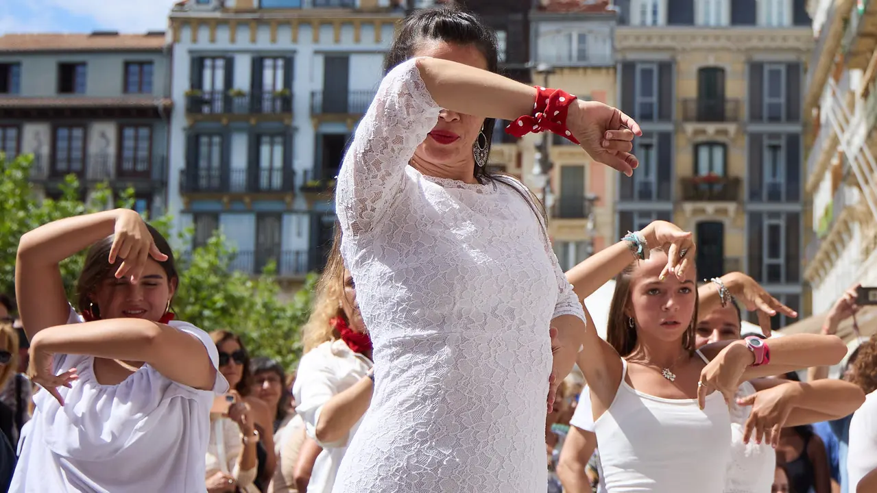 Flashmob en la Plaza del Castillo de Pamplona organizado por la Escuela de Baile Sandra Gallardo y el Centro de Arte Flamenco El Juncal durante de la XII edición del festival Flamenco On Fire. IÑIGO ALZUGARAY
