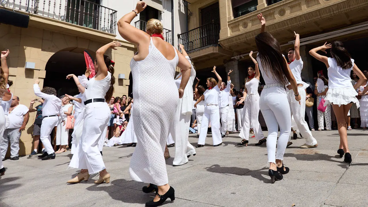 Flashmob en la Plaza del Castillo de Pamplona organizado por la Escuela de Baile Sandra Gallardo y el Centro de Arte Flamenco El Juncal durante de la XII edición del festival Flamenco On Fire. IÑIGO ALZUGARAY