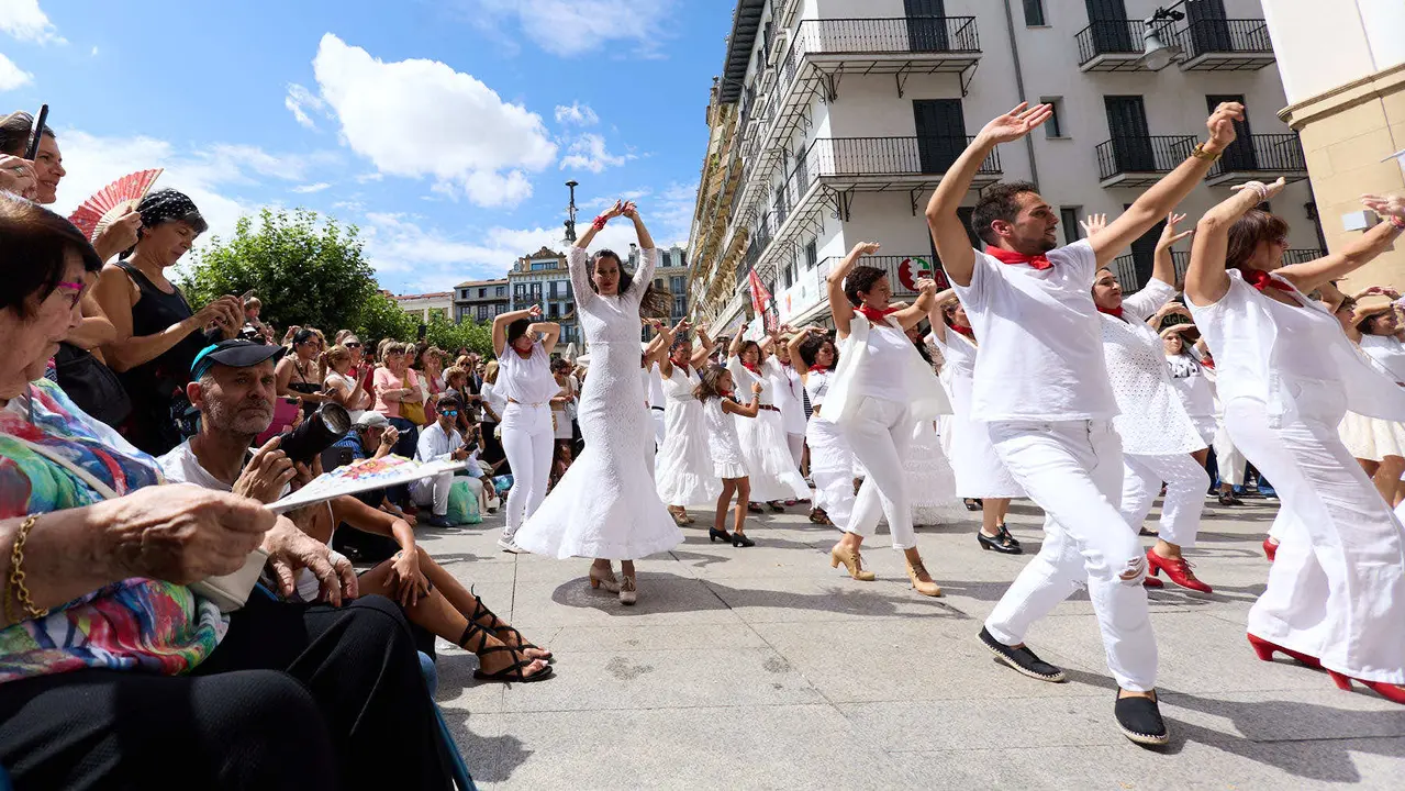 Flashmob en la Plaza del Castillo de Pamplona organizado por la Escuela de Baile Sandra Gallardo y el Centro de Arte Flamenco El Juncal durante de la XII edición del festival Flamenco On Fire. IÑIGO ALZUGARAY