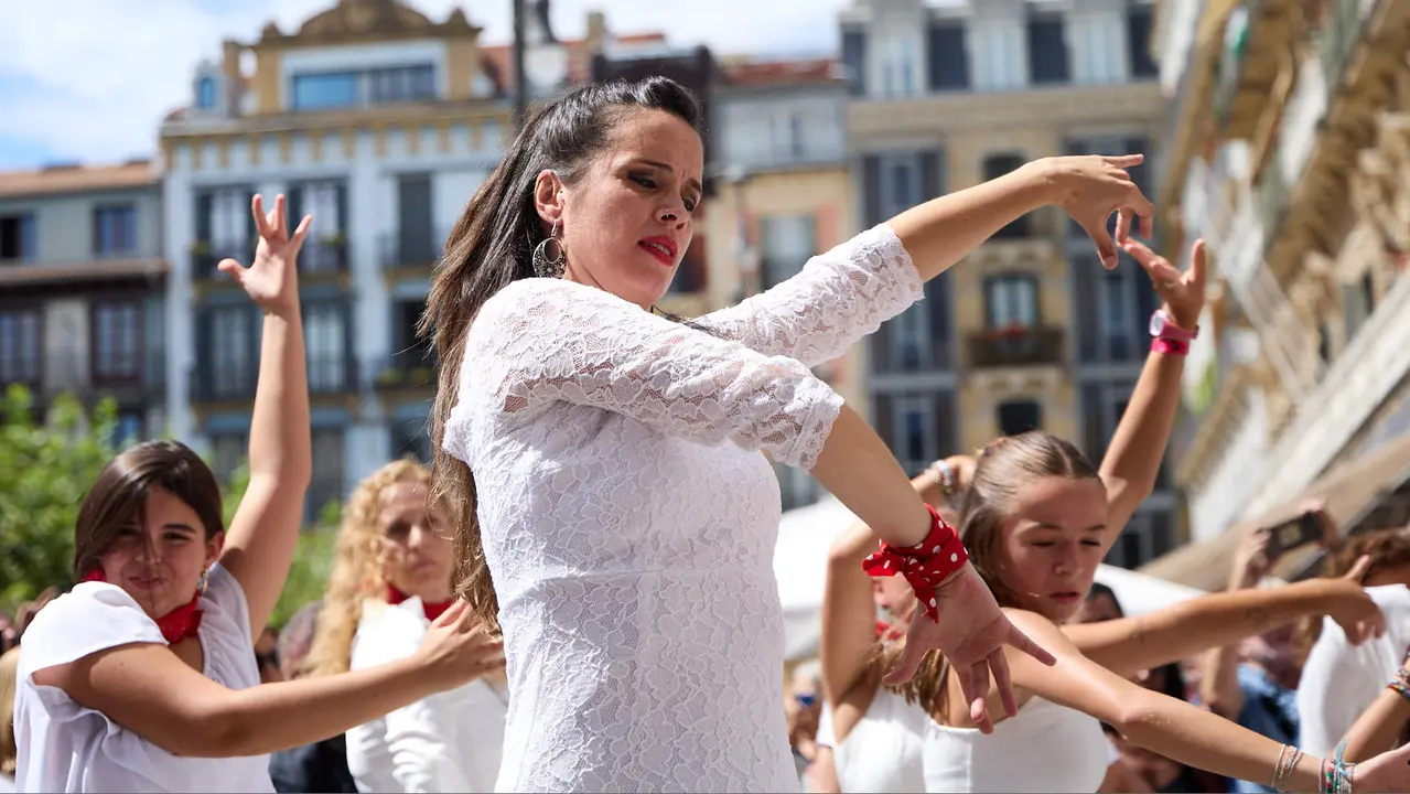 Flashmob en la Plaza del Castillo de Pamplona organizado por la Escuela de Baile Sandra Gallardo y el Centro de Arte Flamenco El Juncal durante de la XII edición del festival Flamenco On Fire. IÑIGO ALZUGARAY
