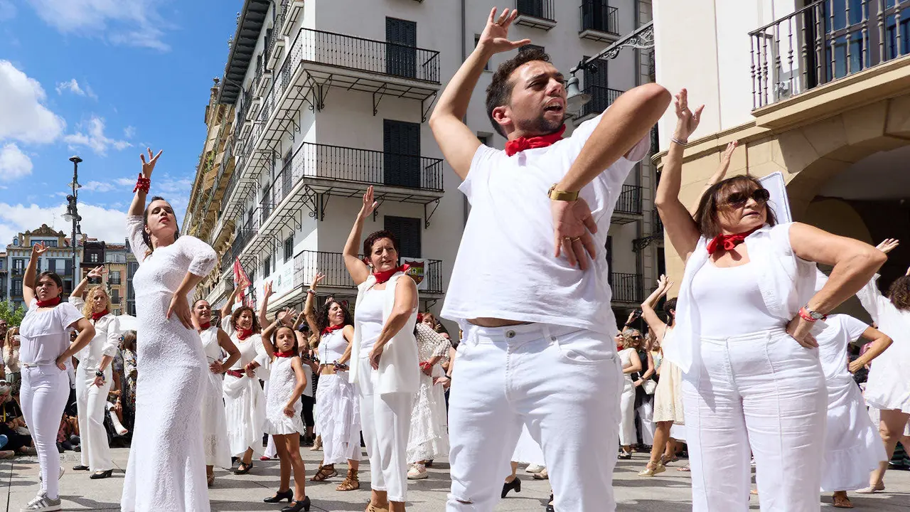 Flashmob en la Plaza del Castillo de Pamplona organizado por la Escuela de Baile Sandra Gallardo y el Centro de Arte Flamenco El Juncal durante de la XII edición del festival Flamenco On Fire. IÑIGO ALZUGARAY