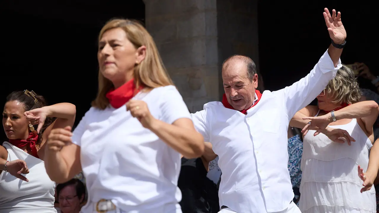 Flashmob en la Plaza del Castillo de Pamplona organizado por la Escuela de Baile Sandra Gallardo y el Centro de Arte Flamenco El Juncal durante de la XII edición del festival Flamenco On Fire. IÑIGO ALZUGARAY