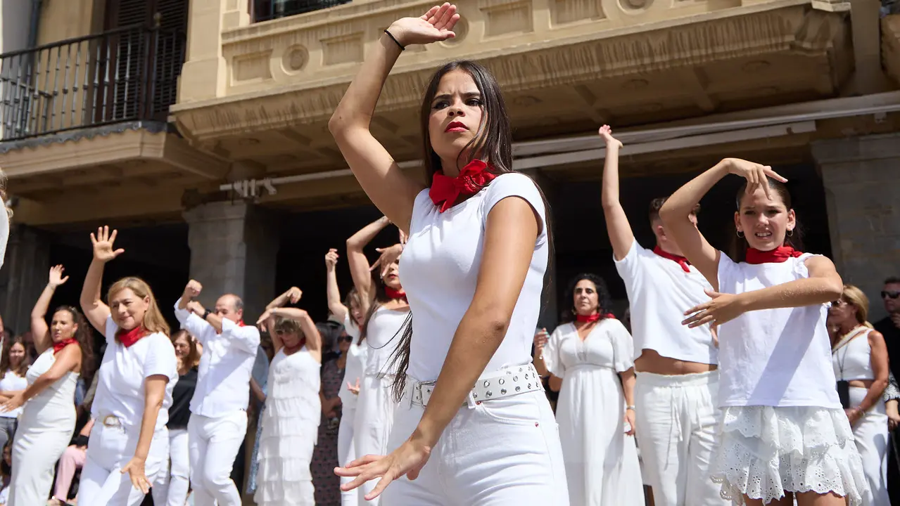 Flashmob en la Plaza del Castillo de Pamplona organizado por la Escuela de Baile Sandra Gallardo y el Centro de Arte Flamenco El Juncal durante de la XII edición del festival Flamenco On Fire. IÑIGO ALZUGARAY