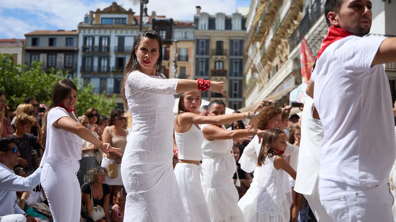 Flashmob en la Plaza del Castillo de Pamplona organizado por la Escuela de Baile Sandra Gallardo y el Centro de Arte Flamenco El Juncal durante de la XII edición del festival Flamenco On Fire. IÑIGO ALZUGARAY