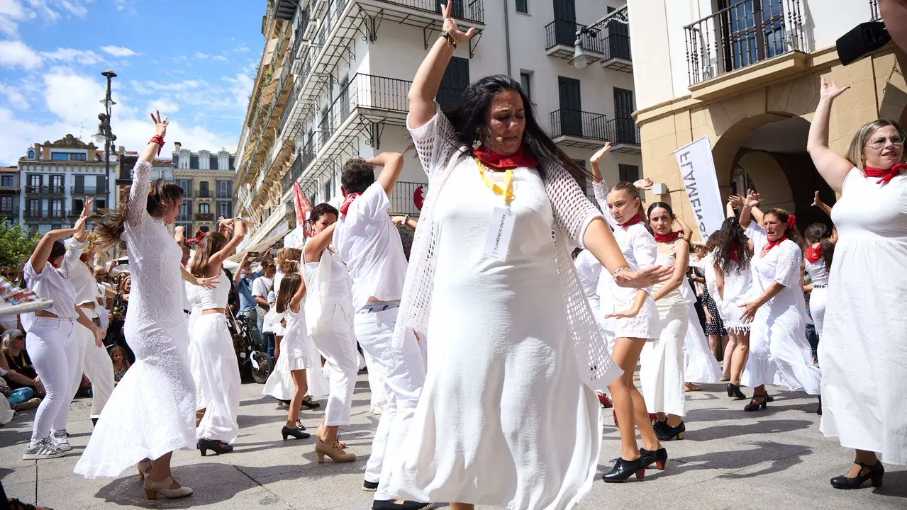 Flashmob en la Plaza del Castillo de Pamplona organizado por la Escuela de Baile Sandra Gallardo y el Centro de Arte Flamenco El Juncal durante de la XII edición del festival Flamenco On Fire. IÑIGO ALZUGARAY