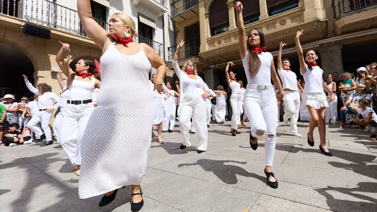 Flashmob en la Plaza del Castillo de Pamplona organizado por la Escuela de Baile Sandra Gallardo y el Centro de Arte Flamenco El Juncal durante de la XII edición del festival Flamenco On Fire. IÑIGO ALZUGARAY