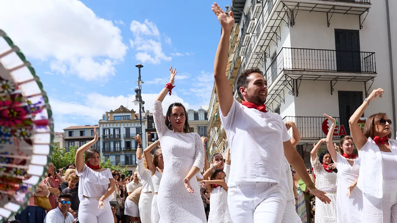 Flashmob en la Plaza del Castillo de Pamplona organizado por la Escuela de Baile Sandra Gallardo y el Centro de Arte Flamenco El Juncal durante de la XII edición del festival Flamenco On Fire. IÑIGO ALZUGARAY