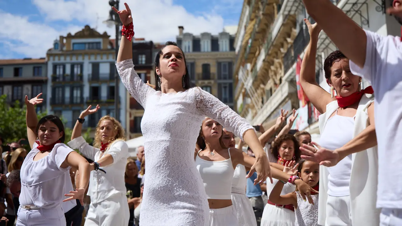 Flashmob en la Plaza del Castillo de Pamplona organizado por la Escuela de Baile Sandra Gallardo y el Centro de Arte Flamenco El Juncal durante de la XII edición del festival Flamenco On Fire. IÑIGO ALZUGARAY