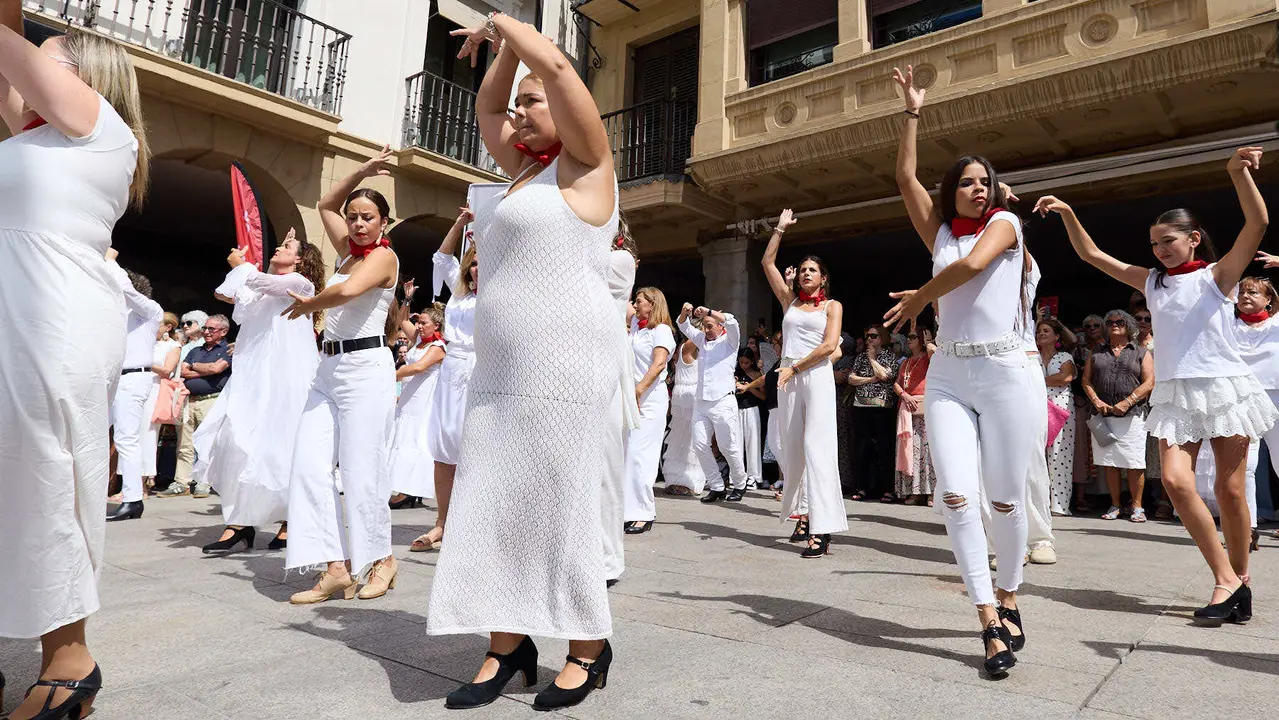 Flashmob en la Plaza del Castillo de Pamplona organizado por la Escuela de Baile Sandra Gallardo y el Centro de Arte Flamenco El Juncal durante de la XII edición del festival Flamenco On Fire. IÑIGO ALZUGARAY