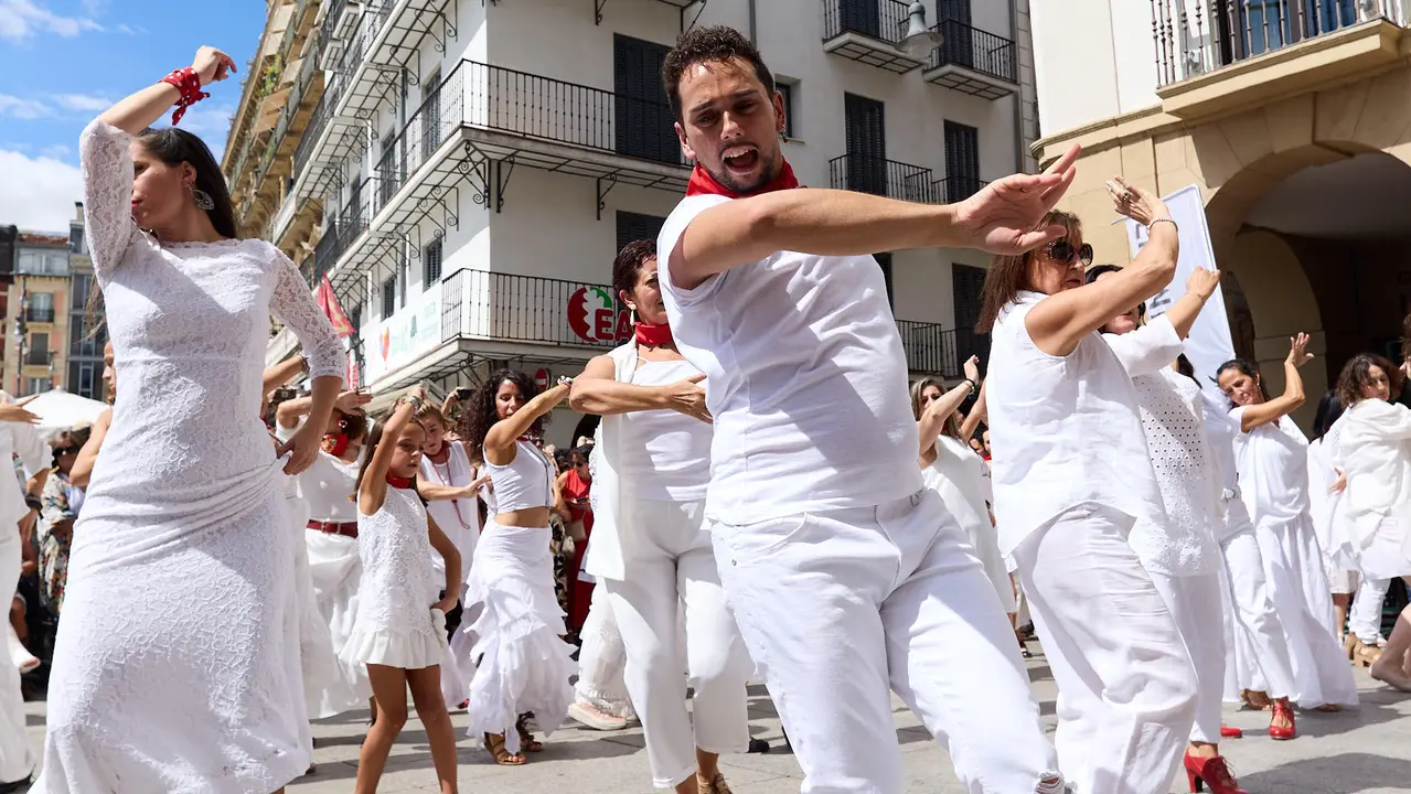 Flashmob en la Plaza del Castillo de Pamplona organizado por la Escuela de Baile Sandra Gallardo y el Centro de Arte Flamenco El Juncal durante de la XII edición del festival Flamenco On Fire. IÑIGO ALZUGARAY
