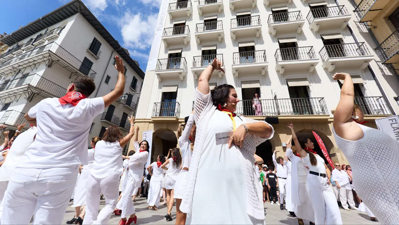 Flashmob en la Plaza del Castillo de Pamplona organizado por la Escuela de Baile Sandra Gallardo y el Centro de Arte Flamenco El Juncal durante de la XII edición del festival Flamenco On Fire. IÑIGO ALZUGARAY