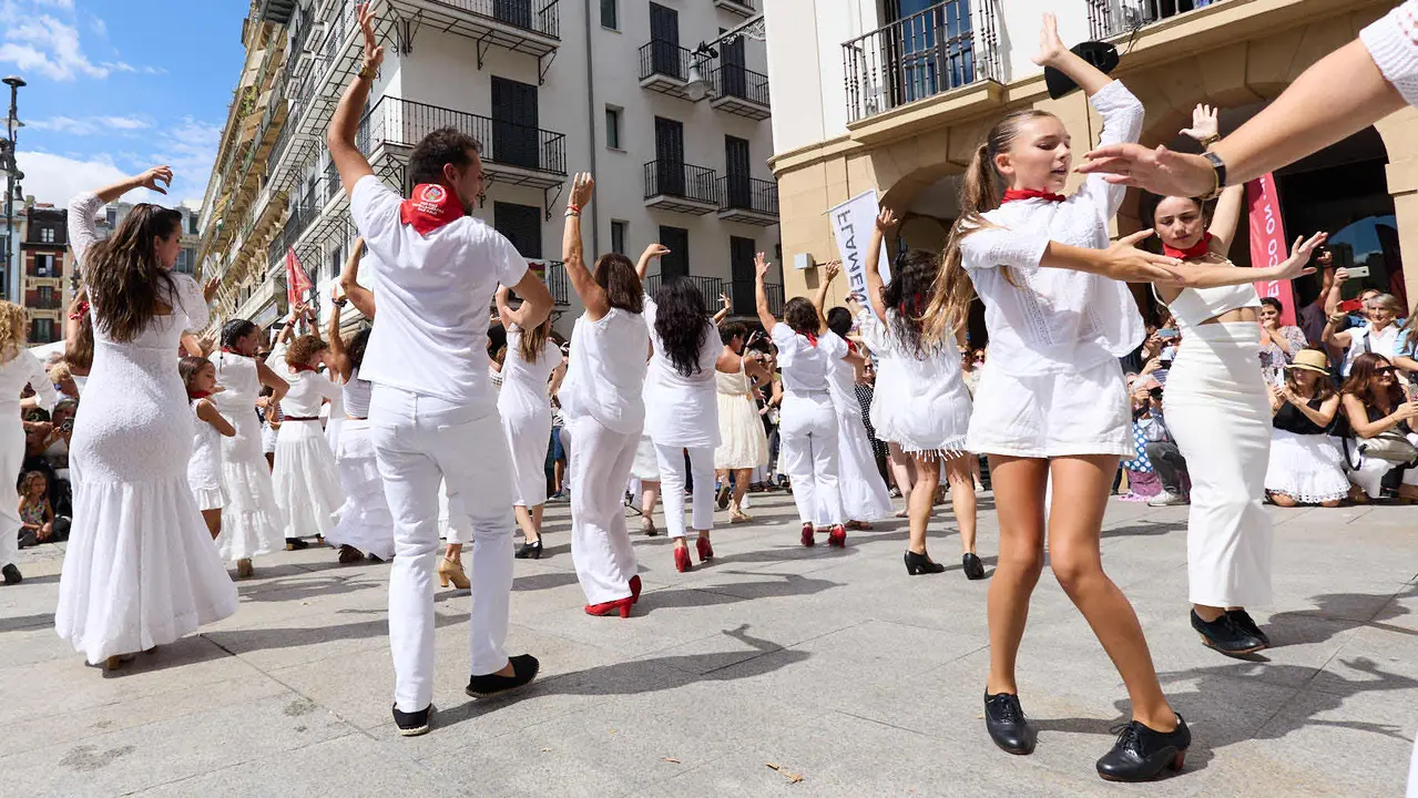 Flashmob en la Plaza del Castillo de Pamplona organizado por la Escuela de Baile Sandra Gallardo y el Centro de Arte Flamenco El Juncal durante de la XII edición del festival Flamenco On Fire. IÑIGO ALZUGARAY