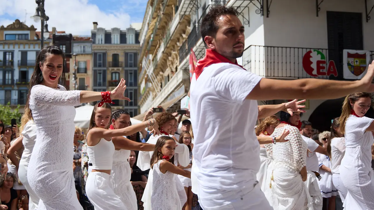 Flashmob en la Plaza del Castillo de Pamplona organizado por la Escuela de Baile Sandra Gallardo y el Centro de Arte Flamenco El Juncal durante de la XII edición del festival Flamenco On Fire. IÑIGO ALZUGARAY