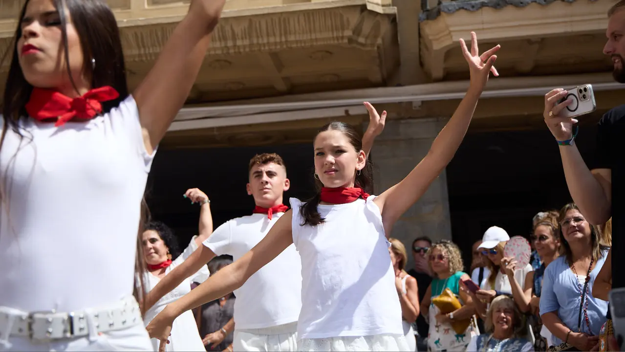 Flashmob en la Plaza del Castillo de Pamplona organizado por la Escuela de Baile Sandra Gallardo y el Centro de Arte Flamenco El Juncal durante de la XII edición del festival Flamenco On Fire. IÑIGO ALZUGARAY