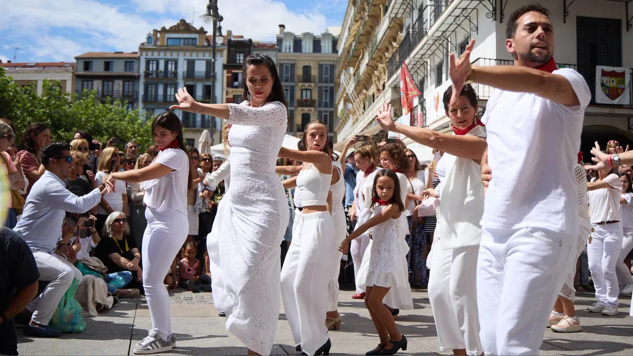 Flashmob en la Plaza del Castillo de Pamplona organizado por la Escuela de Baile Sandra Gallardo y el Centro de Arte Flamenco El Juncal durante de la XII edición del festival Flamenco On Fire. IÑIGO ALZUGARAY