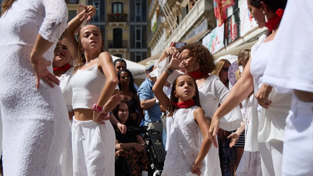 Flashmob en la Plaza del Castillo de Pamplona organizado por la Escuela de Baile Sandra Gallardo y el Centro de Arte Flamenco El Juncal durante de la XII edición del festival Flamenco On Fire. IÑIGO ALZUGARAY