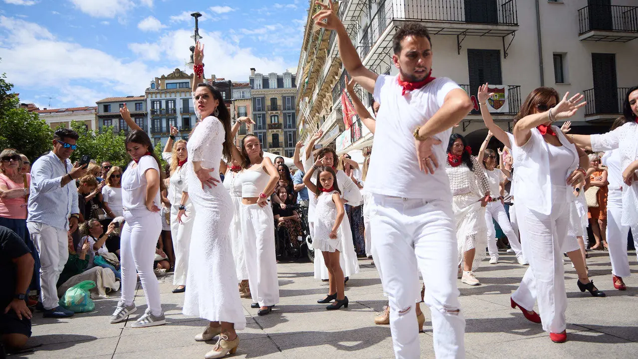 Flashmob en la Plaza del Castillo de Pamplona organizado por la Escuela de Baile Sandra Gallardo y el Centro de Arte Flamenco El Juncal durante de la XII edición del festival Flamenco On Fire. IÑIGO ALZUGARAY