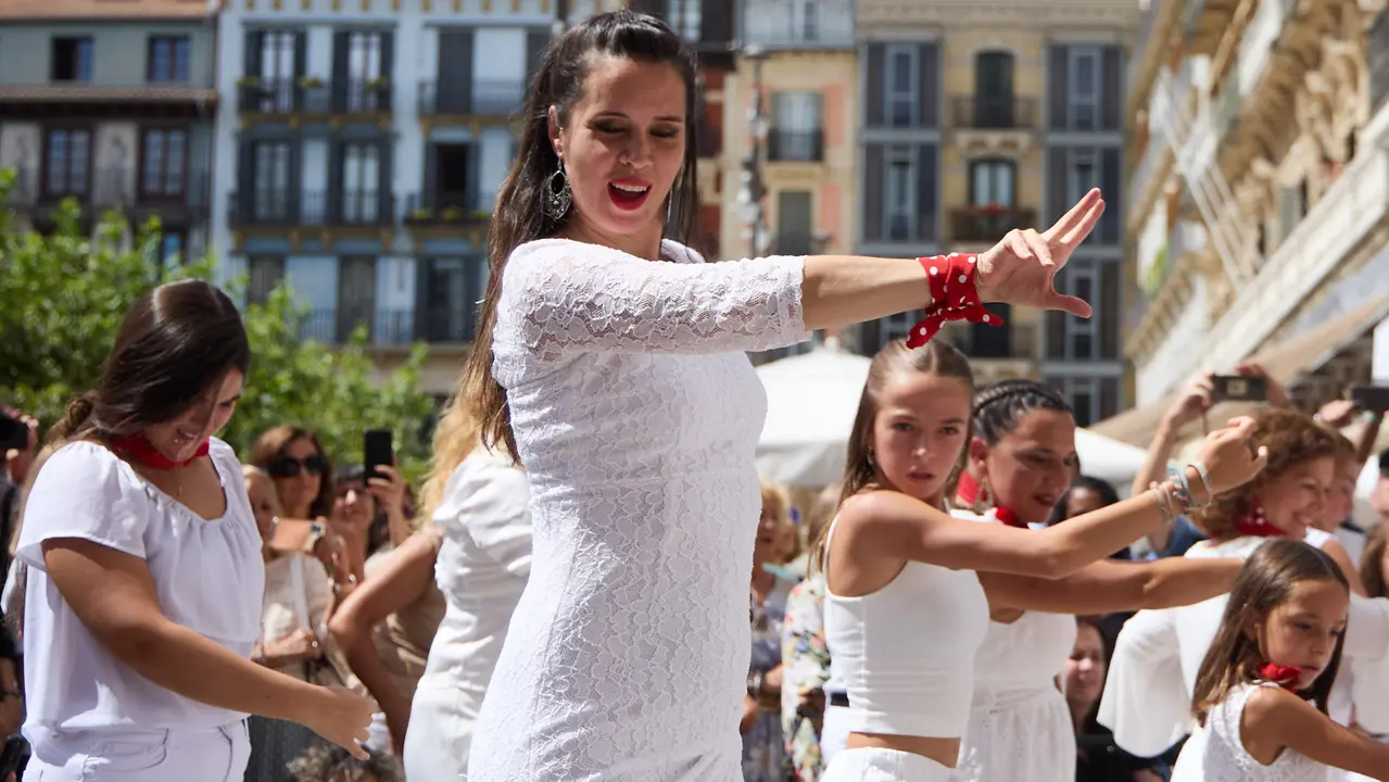 Flashmob en la Plaza del Castillo de Pamplona organizado por la Escuela de Baile Sandra Gallardo y el Centro de Arte Flamenco El Juncal durante de la XII edición del festival Flamenco On Fire. IÑIGO ALZUGARAY