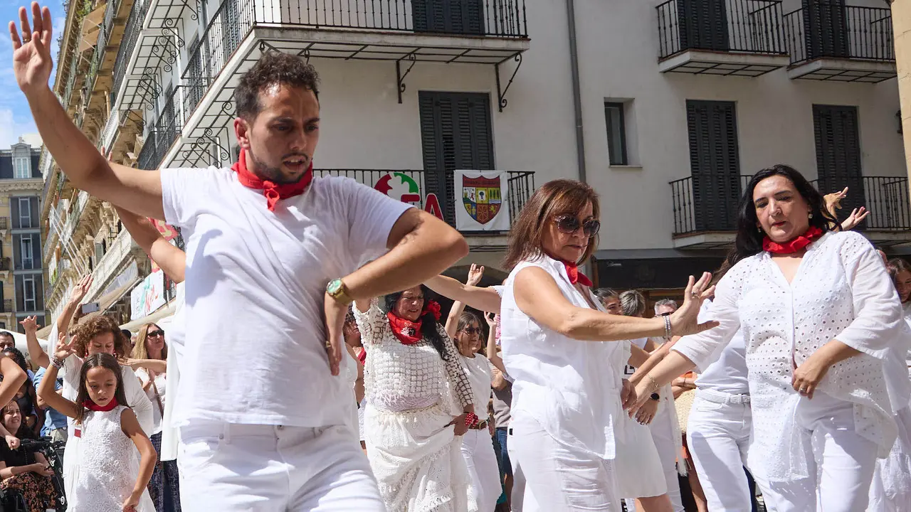 Flashmob en la Plaza del Castillo de Pamplona organizado por la Escuela de Baile Sandra Gallardo y el Centro de Arte Flamenco El Juncal durante de la XII edición del festival Flamenco On Fire. IÑIGO ALZUGARAY