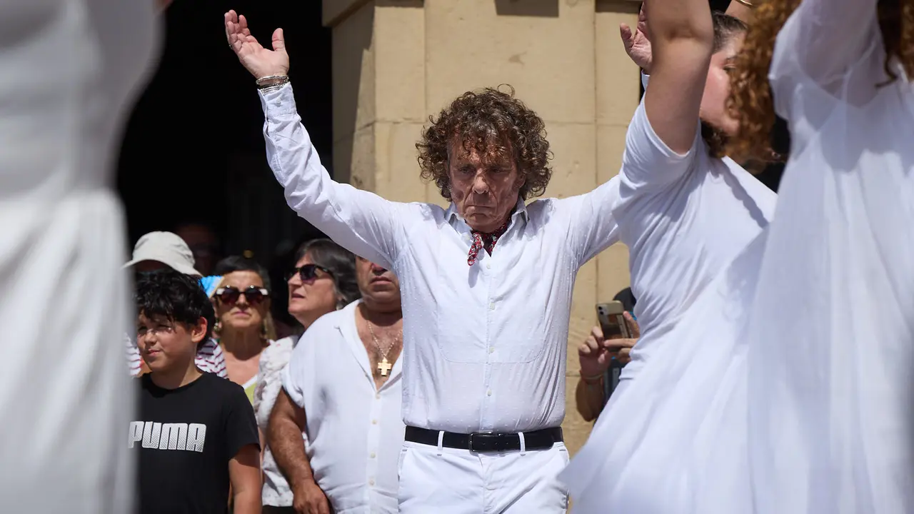 Flashmob en la Plaza del Castillo de Pamplona organizado por la Escuela de Baile Sandra Gallardo y el Centro de Arte Flamenco El Juncal durante de la XII edición del festival Flamenco On Fire. IÑIGO ALZUGARAY