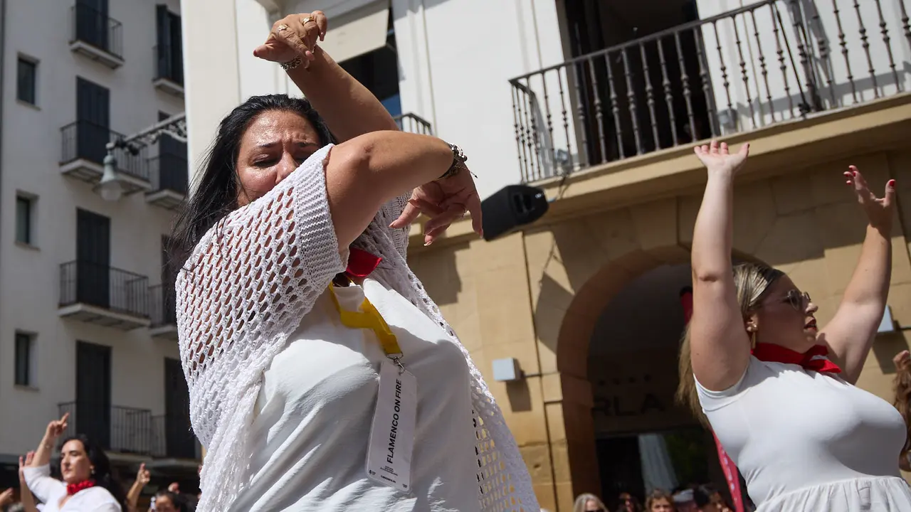 Flashmob en la Plaza del Castillo de Pamplona organizado por la Escuela de Baile Sandra Gallardo y el Centro de Arte Flamenco El Juncal durante de la XII edición del festival Flamenco On Fire. IÑIGO ALZUGARAY