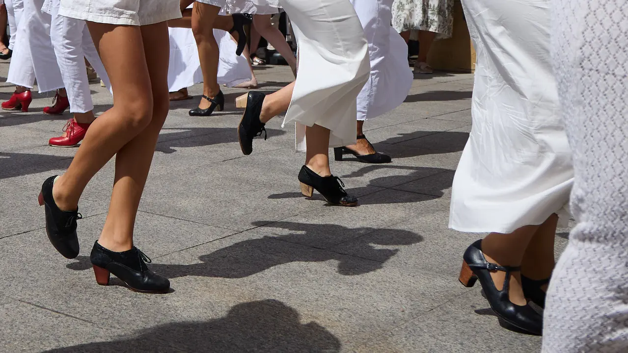 Flashmob en la Plaza del Castillo de Pamplona organizado por la Escuela de Baile Sandra Gallardo y el Centro de Arte Flamenco El Juncal durante de la XII edición del festival Flamenco On Fire. IÑIGO ALZUGARAY