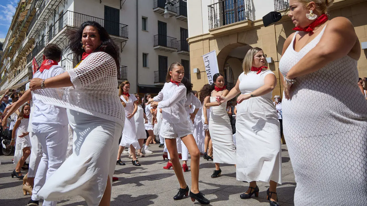 Flashmob en la Plaza del Castillo de Pamplona organizado por la Escuela de Baile Sandra Gallardo y el Centro de Arte Flamenco El Juncal durante de la XII edición del festival Flamenco On Fire. IÑIGO ALZUGARAY