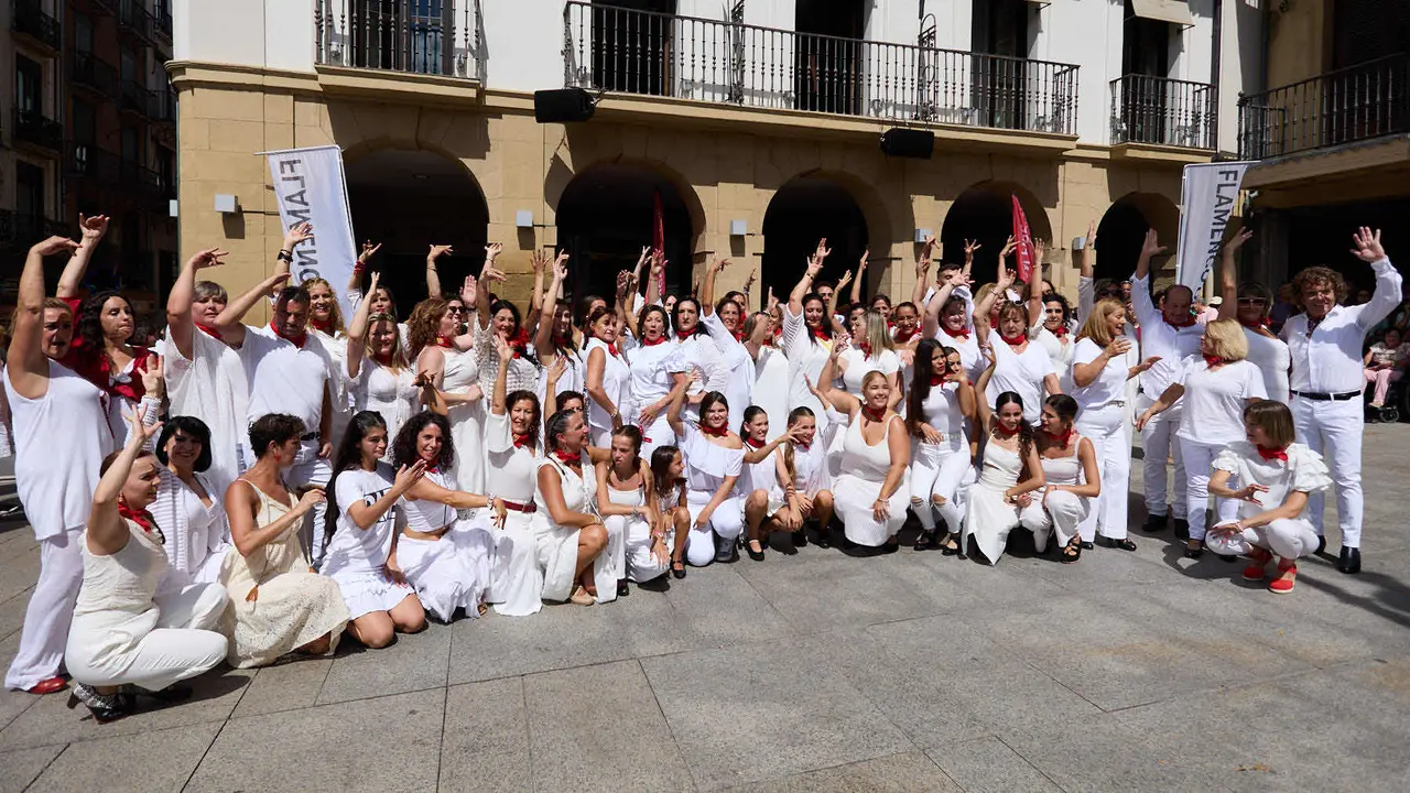 Flashmob en la Plaza del Castillo de Pamplona organizado por la Escuela de Baile Sandra Gallardo y el Centro de Arte Flamenco El Juncal durante de la XII edición del festival Flamenco On Fire. IÑIGO ALZUGARAY
