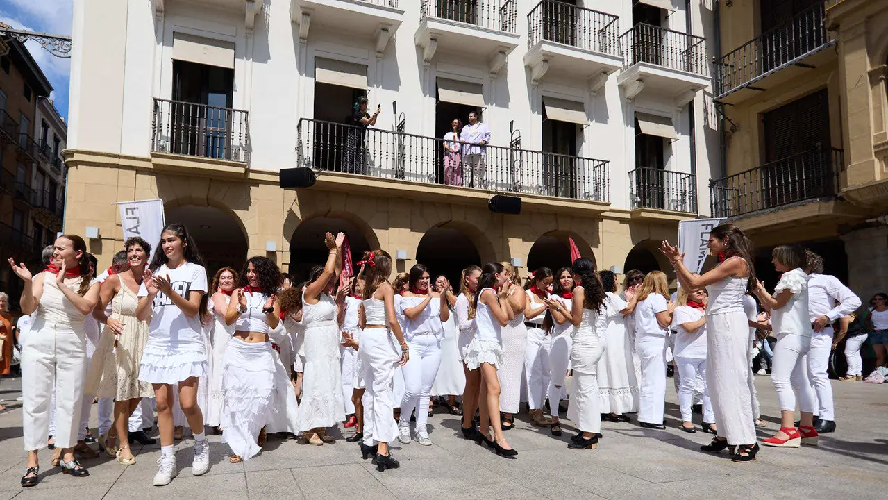 Flashmob en la Plaza del Castillo de Pamplona organizado por la Escuela de Baile Sandra Gallardo y el Centro de Arte Flamenco El Juncal durante de la XII edición del festival Flamenco On Fire. IÑIGO ALZUGARAY