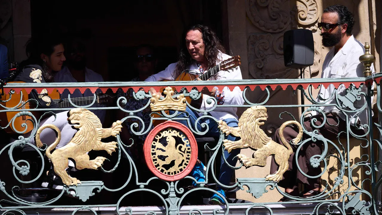 Actuación de Tomatito en el balcón del Ayuntamiento de Pamplona dentro del ciclo Calles, Balcones et Patios de la XII edición del festival Flamenco On Fire. IÑIGO ALZUGARAY