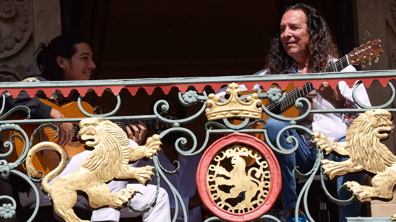 Actuación de Tomatito en el balcón del Ayuntamiento de Pamplona dentro del ciclo Calles, Balcones et Patios de la XII edición del festival Flamenco On Fire. IÑIGO ALZUGARAY