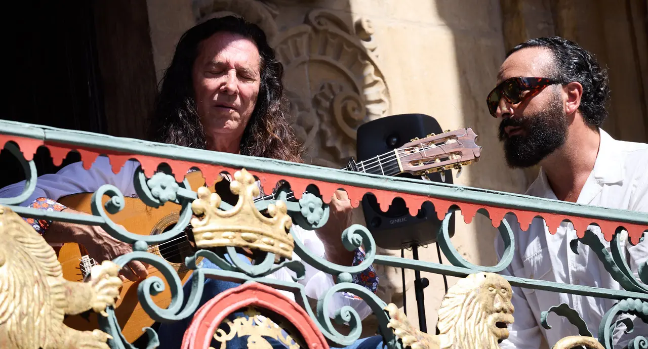 Actuación de Tomatito en el balcón del Ayuntamiento de Pamplona dentro del ciclo Calles, Balcones et Patios de la XII edición del festival Flamenco On Fire. IÑIGO ALZUGARAY