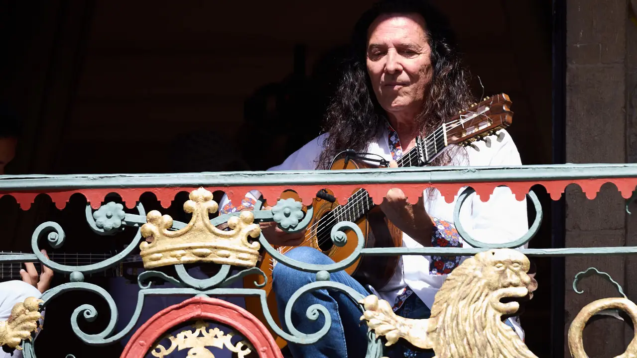 Actuación de Tomatito en el balcón del Ayuntamiento de Pamplona dentro del ciclo Calles, Balcones et Patios de la XII edición del festival Flamenco On Fire. IÑIGO ALZUGARAY