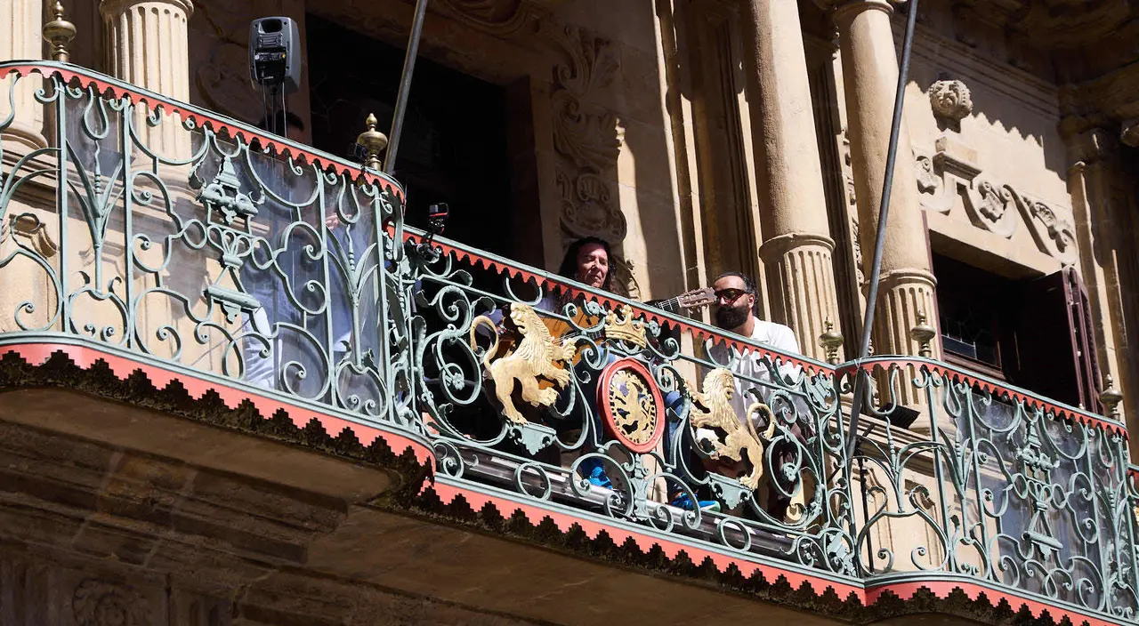 Actuación de Tomatito en el balcón del Ayuntamiento de Pamplona dentro del ciclo Calles, Balcones et Patios de la XII edición del festival Flamenco On Fire. IÑIGO ALZUGARAY