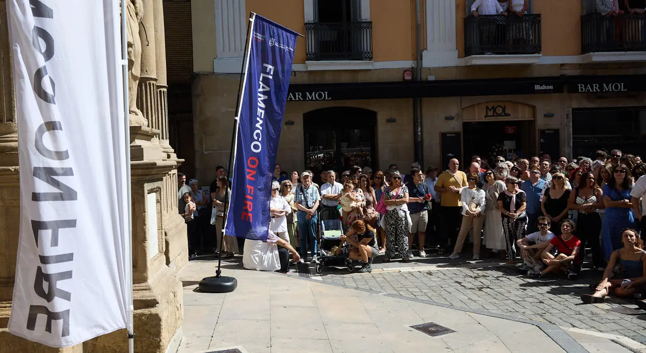 Actuación de Tomatito en el balcón del Ayuntamiento de Pamplona dentro del ciclo Calles, Balcones et Patios de la XII edición del festival Flamenco On Fire. IÑIGO ALZUGARAY
