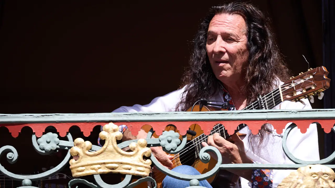 Actuación de Tomatito en el balcón del Ayuntamiento de Pamplona dentro del ciclo Calles, Balcones et Patios de la XII edición del festival Flamenco On Fire. IÑIGO ALZUGARAY