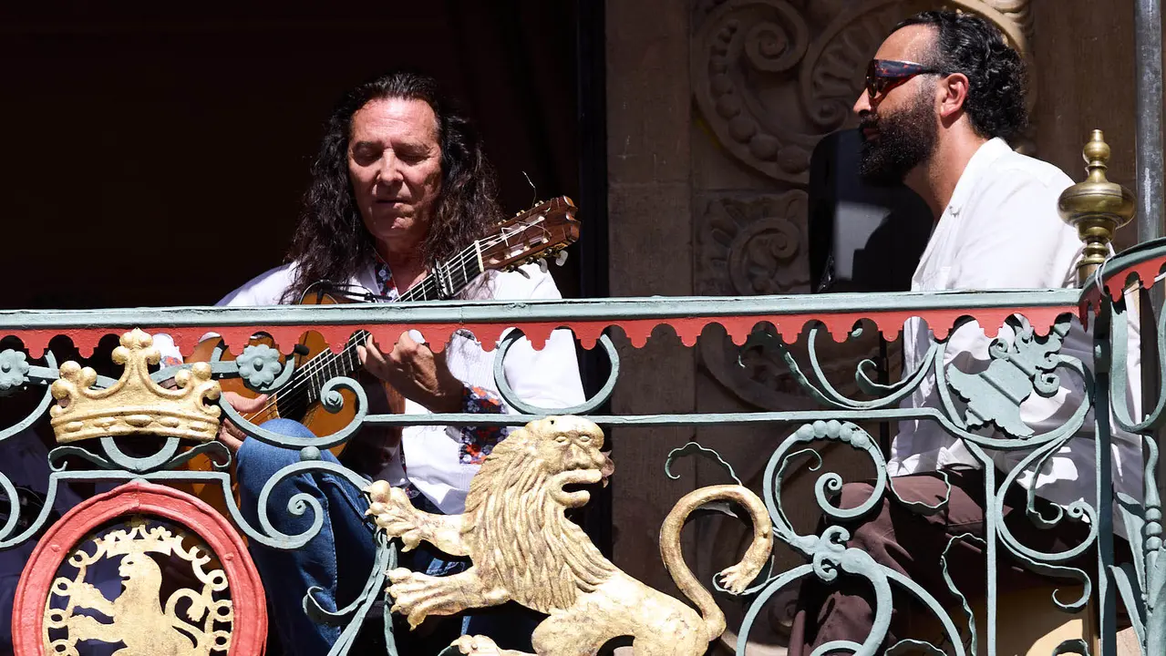 Actuación de Tomatito en el balcón del Ayuntamiento de Pamplona dentro del ciclo Calles, Balcones et Patios de la XII edición del festival Flamenco On Fire. IÑIGO ALZUGARAY