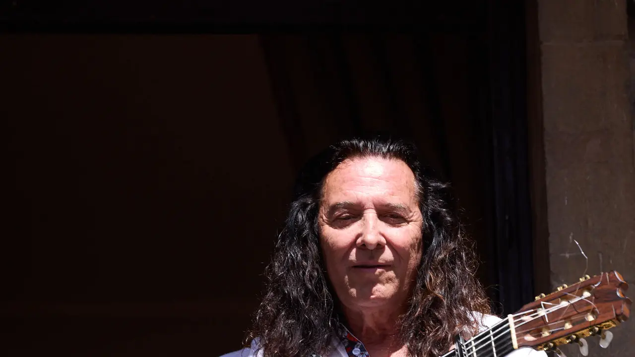 Actuación de Tomatito en el balcón del Ayuntamiento de Pamplona dentro del ciclo Calles, Balcones et Patios de la XII edición del festival Flamenco On Fire. IÑIGO ALZUGARAY