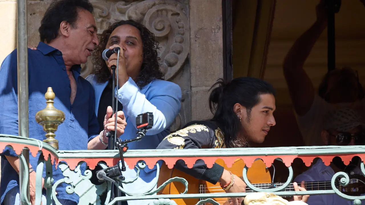 Actuación de Tomatito en el balcón del Ayuntamiento de Pamplona dentro del ciclo Calles, Balcones et Patios de la XII edición del festival Flamenco On Fire. IÑIGO ALZUGARAY