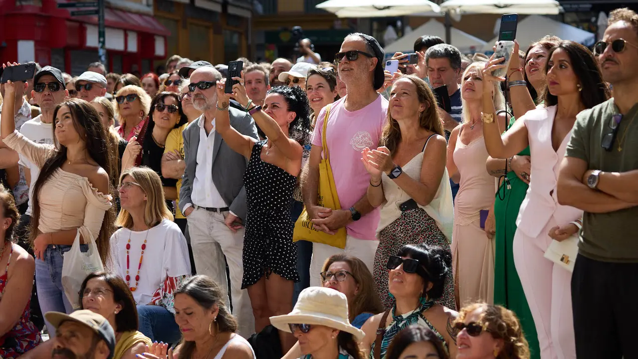 Actuación de Tomatito en el balcón del Ayuntamiento de Pamplona dentro del ciclo Calles, Balcones et Patios de la XII edición del festival Flamenco On Fire. IÑIGO ALZUGARAY