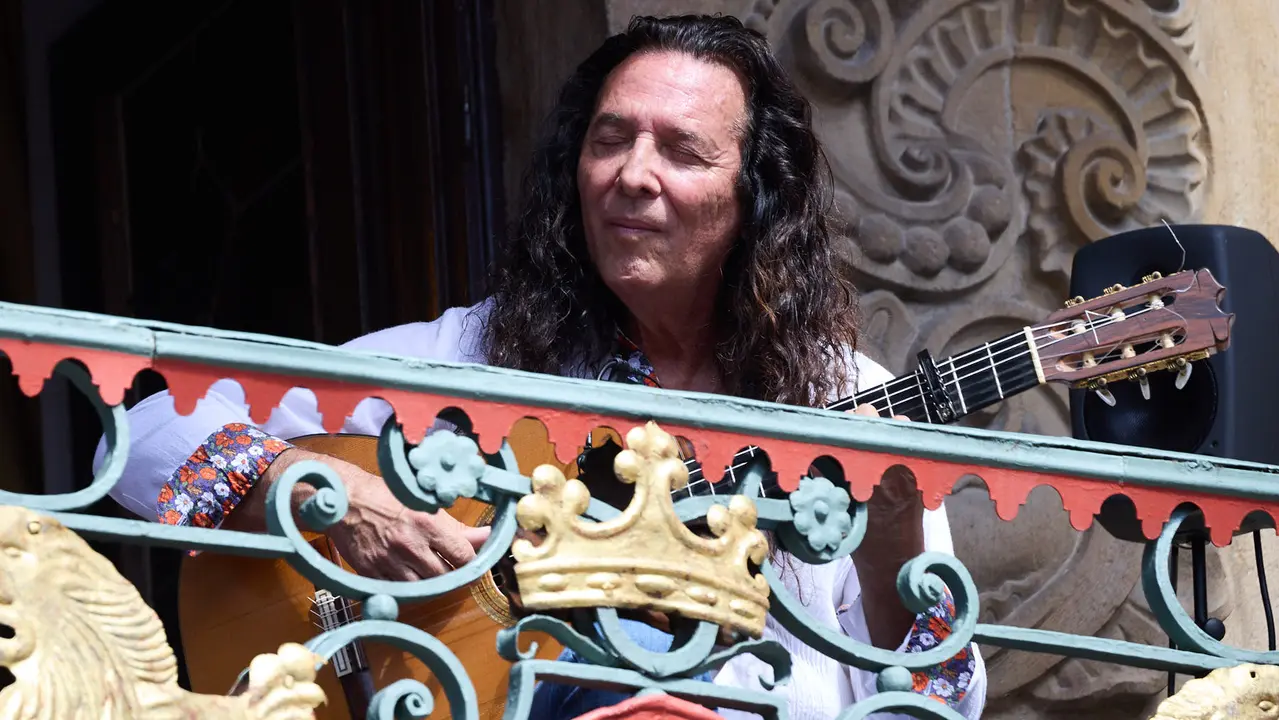 Actuación de Tomatito en el balcón del Ayuntamiento de Pamplona dentro del ciclo Calles, Balcones et Patios de la XII edición del festival Flamenco On Fire. IÑIGO ALZUGARAY