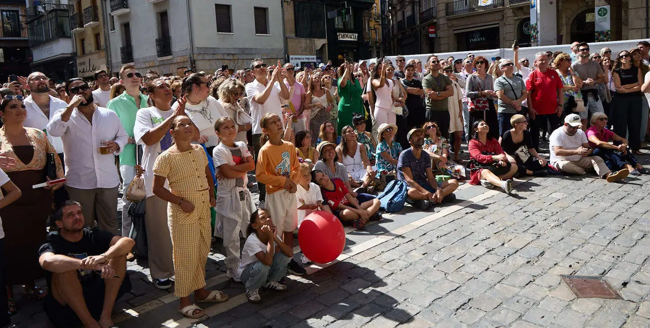 Actuación de Tomatito en el balcón del Ayuntamiento de Pamplona dentro del ciclo Calles, Balcones et Patios de la XII edición del festival Flamenco On Fire. IÑIGO ALZUGARAY