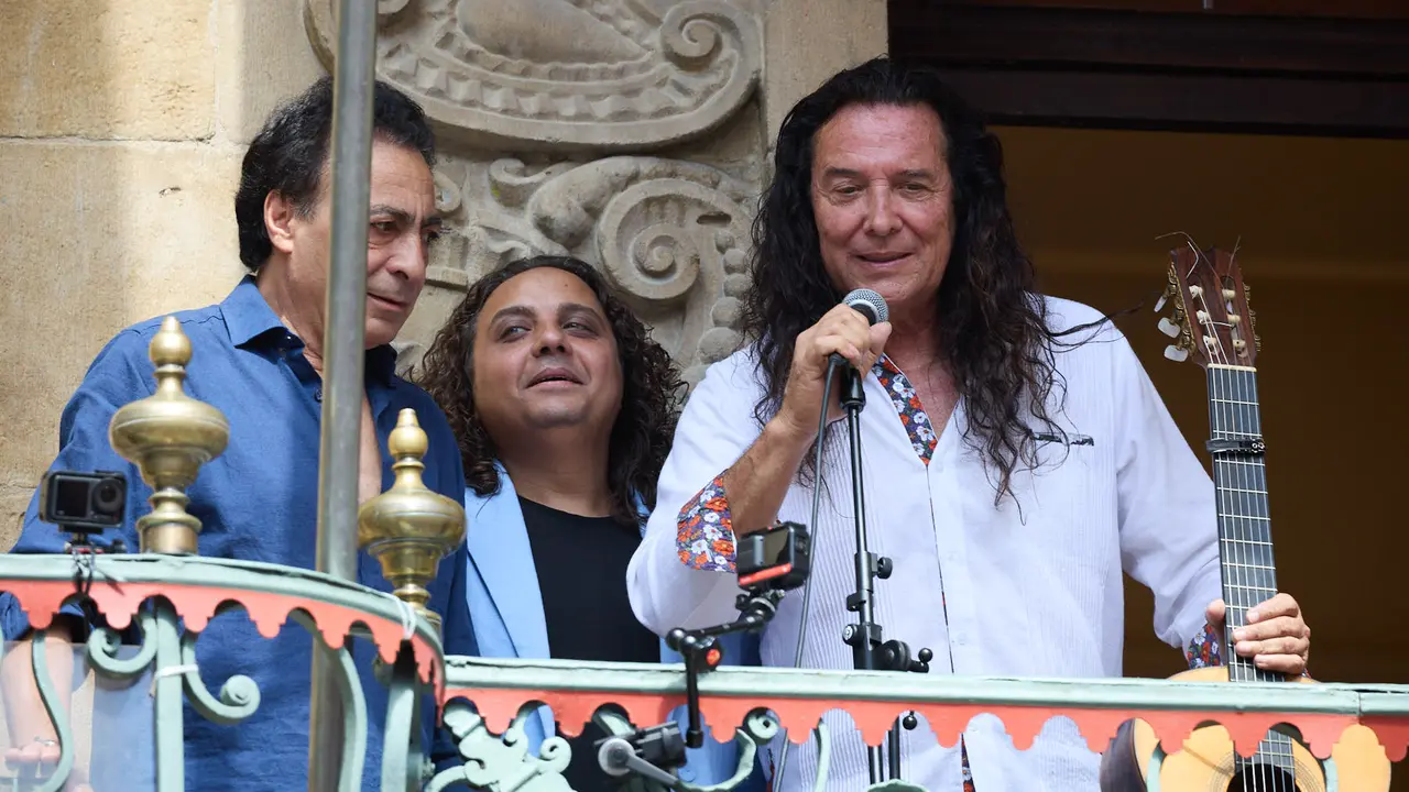 Actuación de Tomatito en el balcón del Ayuntamiento de Pamplona dentro del ciclo Calles, Balcones et Patios de la XII edición del festival Flamenco On Fire. IÑIGO ALZUGARAY