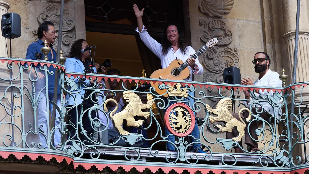 Actuación de Tomatito en el balcón del Ayuntamiento de Pamplona dentro del ciclo Calles, Balcones et Patios de la XII edición del festival Flamenco On Fire. IÑIGO ALZUGARAY