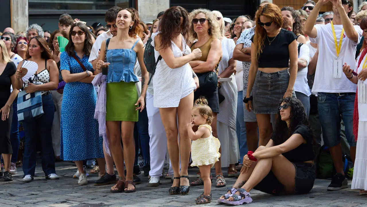 Actuación de Tomatito en el balcón del Ayuntamiento de Pamplona dentro del ciclo Calles, Balcones et Patios de la XII edición del festival Flamenco On Fire. IÑIGO ALZUGARAY