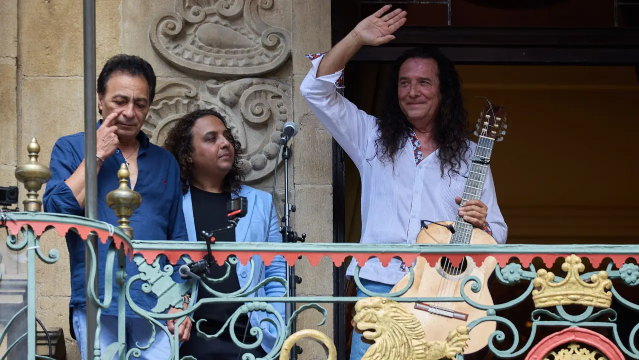 Actuación de Tomatito en el balcón del Ayuntamiento de Pamplona dentro del ciclo Calles, Balcones et Patios de la XII edición del festival Flamenco On Fire. IÑIGO ALZUGARAY