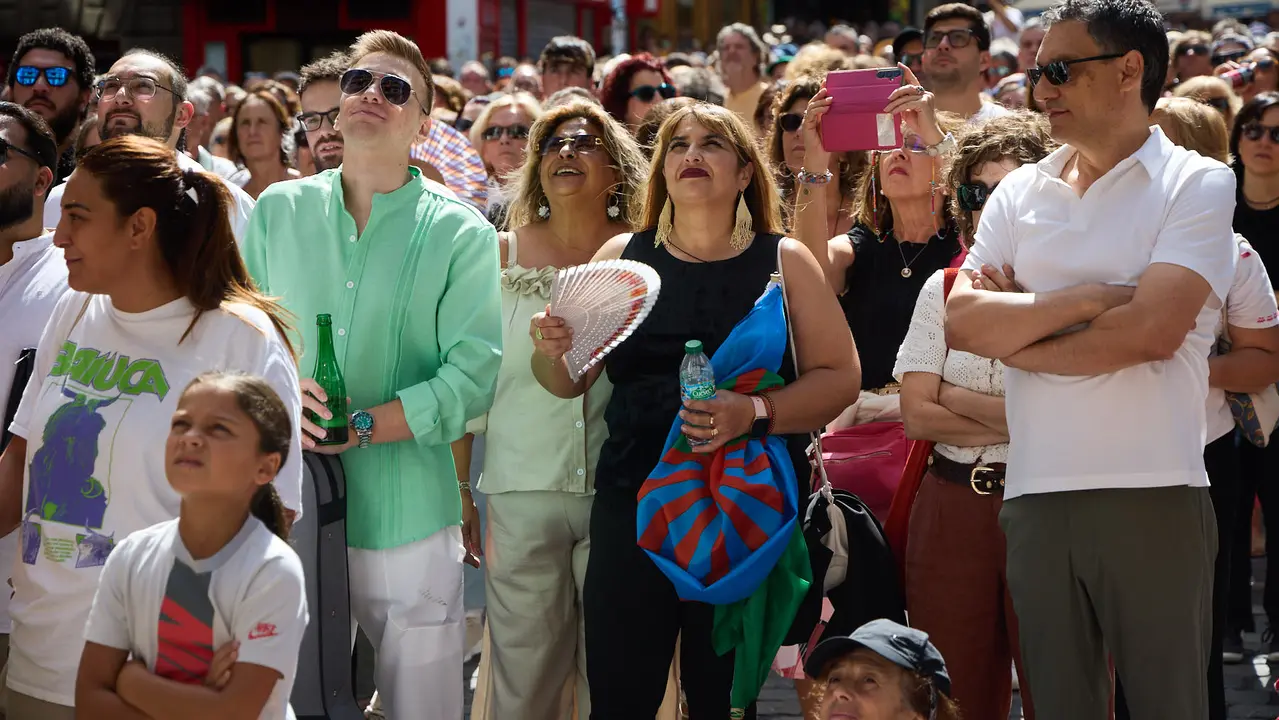 Actuación de Tomatito en el balcón del Ayuntamiento de Pamplona dentro del ciclo Calles, Balcones et Patios de la XII edición del festival Flamenco On Fire. IÑIGO ALZUGARAY